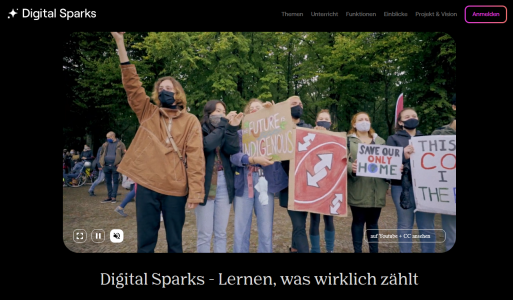Screenshot der Digital Sparks Lernplattform. Ein Video, das mehrere junge Menschen zeigt, die Masken tragen und selbstgestaltete Schilder in den Händen halten.