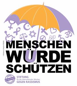 Das Bild zeigt einen großen gelb-violetten Regenschirm, der verschiedene Symbole wie das Friedenszeichen, religiöse Symbole, das Rollstuhlsymbol und Gleichheitszeichen schützt. Darunter steht in fetter schwarzer Schrift „MENSCHEN WÜRDE SCHÜTZEN“, wobei das „Ü“ in Lila gestaltet ist. Unten links befindet sich ein rundes Logo mit der Aufschrift „100% MENSCHENWÜRDE GEGEN RASSISMUS“. Darunter steht „STIFTUNG für die Internationalen Wochen GEGEN RASSISMUS“.