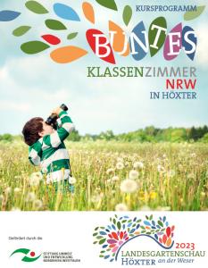 Kind in Löwenzahnwiese schaut mit Fernglas in den Himmel. Titelseite Programm "Buntes Klassenzimmer NRW". Quelle: landesgartenschau-hoexter.de