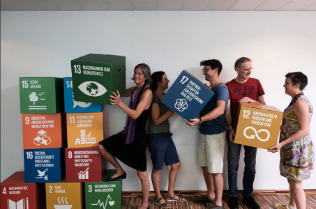 Fünf Personen mit Würfeln aus Karton zu den einzelnen SDGs. Die SDGs, was ist denn das? Bildrechte: Michael Schöppl