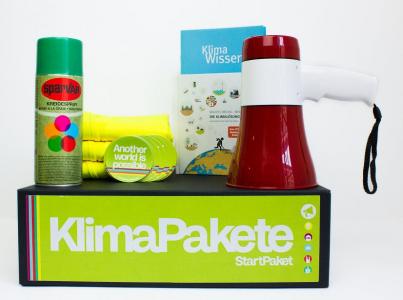 Kreidespray, Megafon und weitere Materialien sind Inhalt des KlimaPakets. Quelle: BildungsCent e.V.