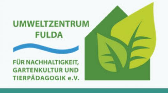 Logo des Umweltzentrums Fulda. Links grüner Text, rechts Grafik eines Hauses mit großen Blättern. Logo des Umweltzentrums Fulda. Quelle und Rechte: https://www.umweltzentrum-fulda.de/