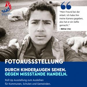Selfie eines Jugendlichen, im Hintergrund liegen Schafe. Darunter der Titel der Fotoausstellung "Durch Kinderaugen sehen. Gegen Missstände handeln". Quelle: SÜDWIND e.V.