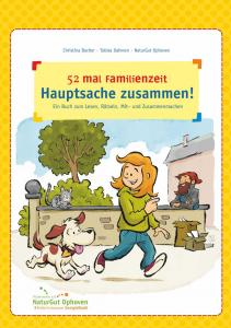 Ein Kind geht mit einem Hund spazieren. Im Hintergrund sieht man neben einem Busch und einem Baum eine Mauer, auf der eine Katze entlang balanciert und einen Mann, der an der Mauer lehnt. Titelseite Buch "52 mal Familienzeit – Hauptsache zusammen!" Quelle: naturgut-ophoven.de