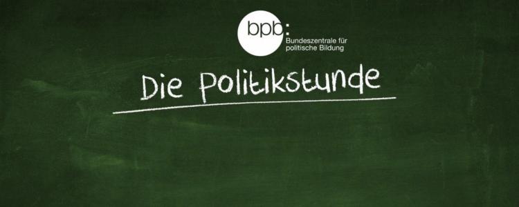 Schultafel mit Kreideschriftzug „Die Politikstunde“