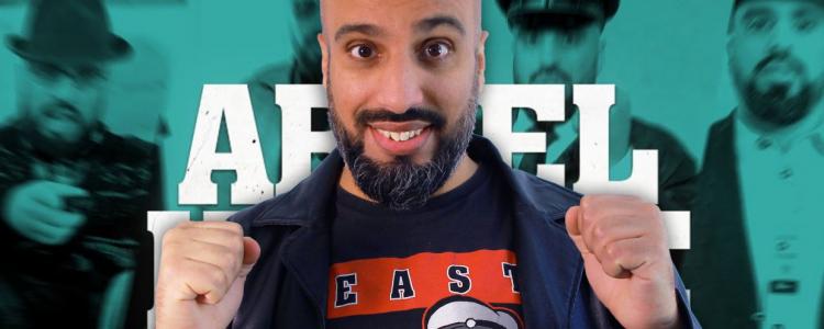 Der Comedian Abdelkarim in Gute-Laune-Pose: Er lächelt und reckt die Fäuste in die Luft.