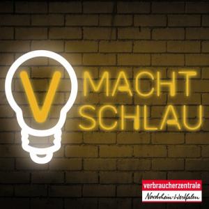 Podcastcover. Überschrift "V macht schlau" in leuchtender Schrift mit einer Glühbirne. Quelle: verbraucherzentrale.nrw