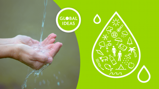 Eine Hand, die Wasser auffängt, neben einem großen Wassertropfen, der verschiedene Symbole enthält. Quelle: dw.com