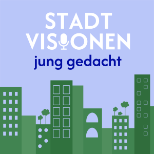 Grafik mit hellblauem Hintergrund. Oben steht in Weiß und Blau: „STADTVISIONEN – jung gedacht“, das O ist als Mikrofon gestaltet. Unten eine stilisierte grüne Stadtsilhouette mit Hochhäusern, Fenstern, Bögen und kleinen Bäumen auf Dächern.