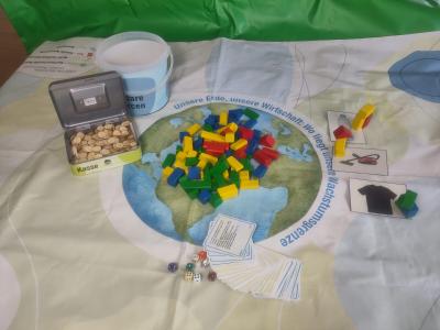 Spielplane mit Spielmaterial: Bauklötze, Würfel, Spielkarten