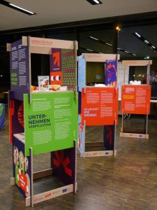 Bild der Ausstellung mit Informationstafeln. Quelle: ci-romero.de
