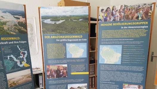 Drei Banner der Ausstellung "Amazonien – der größte Regenwald der Erde und wir"