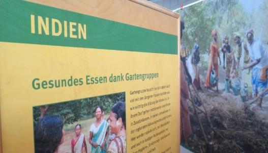 Bild eines Banners der Ausstellung "Gärten der Solidarität"