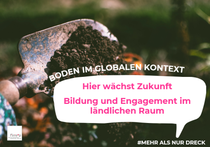 Nahaufnahme einer kleinen Schaufel mit Erde vor unscharfem grünem Hintergrund. Darüber Text: „Boden im globalen Kontext“. In einer weißen Sprechblase steht: „Hier wächst Zukunft. Bildung und Engagement im ländlichen Raum“. Unten: „#Mehr als nur Dreck“.