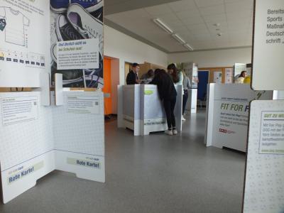 Blick in die Ausstellung: "FIT FOR FAIR - Sport trifft Fairen Handel". Bildquelle: Entwicklungspolitisches Informationszentrum (EPIZ) 