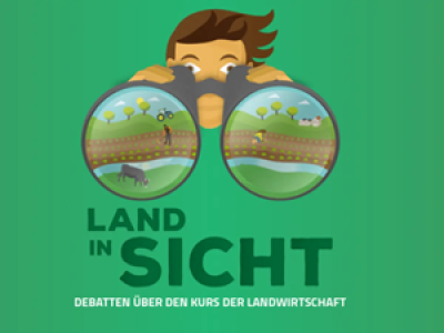 Plakat mit grünem Hintergrund, worauf ein illustrierter männlicher Kopf und Hände zu sehen sind, welche durch ein Fernglas schauen. In den Gläsern spiegelt sich landwirtschaftlicher Betrieb. Man sieht zwei Menschen die auf dem Feld arbeiten, einen Traktor und eine Kuh. Darunter steht in dunklerem grün Land in Sicht – Debatten über den Kurs der Landwirtschaft.