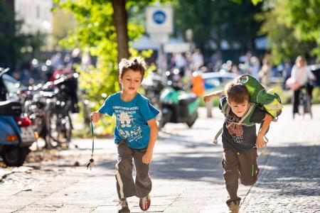 Kinder auf dem Schulweg