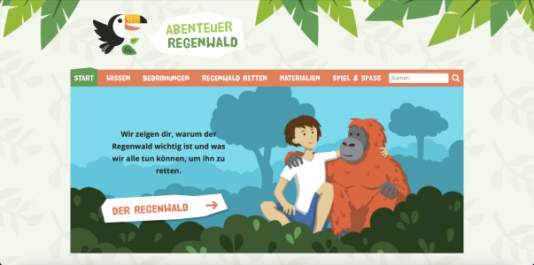 Ein Junge und ein Gorilla umarmen sich, oben ist ein Vogel und Blätter eines Baumes