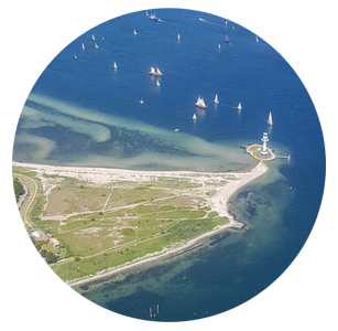 Eine Landzunge und das Meer.