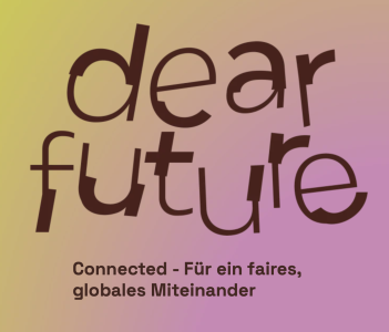 brauner Schriftzug „dear future“ auf von gelb nach rosa verlaufendem Hintergrund. Darunter steht "Connected - Für ein faires, globales Miteinander“.