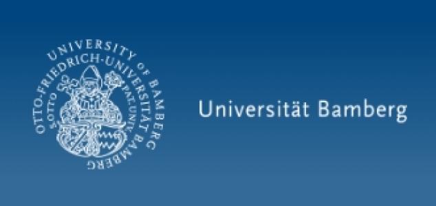 Logo der Universität Bamberg auf dunkelblauem Hintergrund.