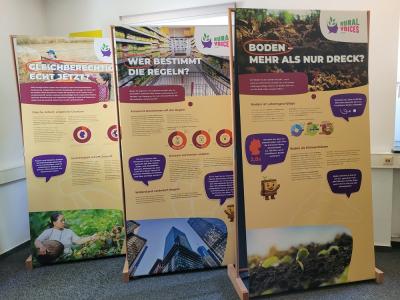 Das Bild zeigt die Vorderseite der drei Roll-Ups, die Teil der Ausstellung sind. 