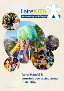 Titelbild Broschüre „FaireKITA – Verantwortung von Anfang an!“. Im Zentrum halten mehrere Kinder gemeinsam eine große Weltkugel aus Pappmaché in die Höhe. Rundherum sind kreisförmige Fotos angeordnet: eine fröhliche Kindergruppe mit einer Erzieherin, eine Frau in traditioneller Kleidung, Fairtrade-Produkte wie Kaffee und Kakao sowie zwei Stoffpuppen mit unterschiedlichen Hautfarben. Unten steht der Titel „Fairer Handel & vorurteilsbewusstes Lernen in der Kita“. Der Hintergrund ist in hellem beige gehalten.