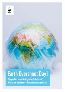 Titelseite des Bildungsmaterials: #EarthOverShootDay: Wie der eigene Fußabdruck die Welt verändert! Zu sehen ist der Planet Erde, in Plastik  verpackt. Quelle: WWF Deutschland