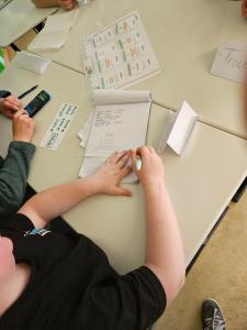 Schüler*innen beim Einrichten ihres Ladens