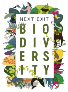 Titel "Next Exit Biodiversity" umrankt von bunten Pflanzen, Tieren und Menschen. Logo zum Spiel "Next Exit Biodiversity". Quelle: next-exit-biodiversity.de   