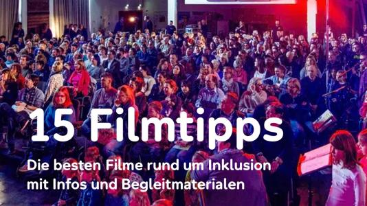 Bei gedämpften Licht sitzen viele Kinder in einer Aula und schauen zusammen einen Film. Darüber liegt ein Textfeld mit weißer Schrift: "15 Filmtipps- die besten Filme rund um Inklusion. Mit Infos und Begleitmaterialien."