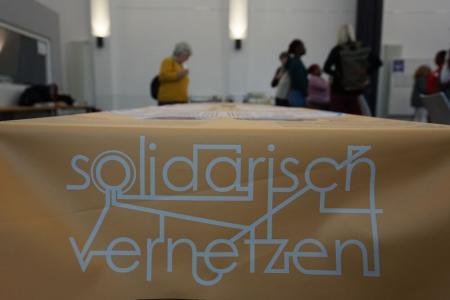 Auszug aus der Ausstellung mit dem Schriftzug "solidarisch vernetzen"