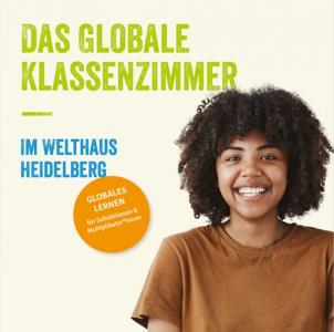 Junge Frau lächelt; Schriftzug "Das Globale Klassenzimmer im WeltHaus Heidelberg - Globales Lernen für Schulklassen und Multiplikator_innen" 