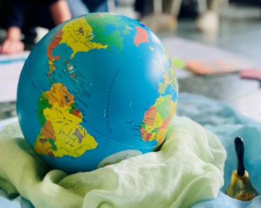 Ein aufblasbarer Globus liegt auf einem Tuch.