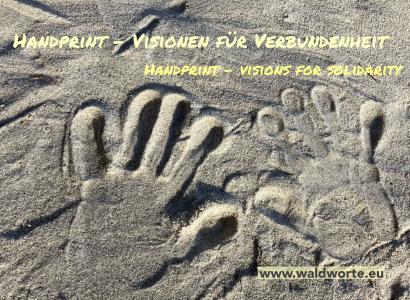 Zwei Handabedrücke im Sand - Ausdruck von Verbundenheit durch gemeinsames Handeln