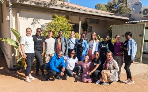 Auf dem Foto sieht man Pädagog:innen aus Deutschland und Namibia