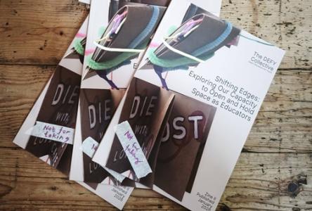 Mehrere gedruckte Broschüren liegen fächerförmig auf einem Holztisch. Auf den Covern: ein Schuh mit bunten Schnüren und der Titel „Shifting Edges…“. Teilweise mit Klebeband und handschriftlichem Hinweis „Not for taking“.