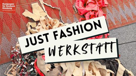 ChatGPT:  Das Bild zeigt Stoffreste und Schnipsel auf einem gewebten Teppich und grauem Boden. Darauf liegt groß der Schriftzug „JUST FASHION WERKSTATT“. Oben links steht das Logo „Kampagne für Saubere Kleidung“.