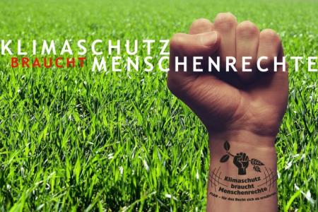 Eine Faust reckt sich vor einer grünen Wiese in die Höhe, Schriftzug "Klimaschutz braucht Menschenrechte"