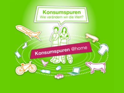 Grünes Bild mit zwei Menschen in der Mitte, die von einem Kreis aus Gegenständen umgeben sind. Mittig auf rotem Kasten die Aufschrift Konsumspuren @ home