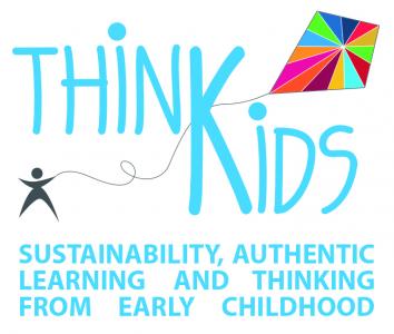 Das Logo zeigt ein stilisiertes Kind mit Drachen in den Farben der UN Nachhaltigkeitsziele 