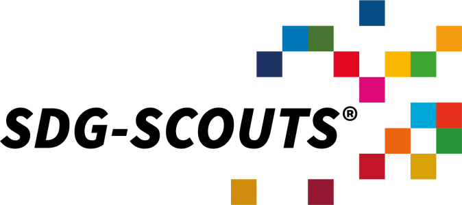 Logo „SDG-Scouts“ in schwarzer Schrift. Rechts und oberhalb des Schriftzugs sind farbige, unterschiedlich angeordnete Quadrate in den Farben der 17 Nachhaltigkeitsziele zu sehen. Das Logo hat einen transparenten Hintergrund.