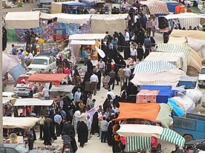 Viele Menschen bewegen sich auf dem Markt und kaufen ein
