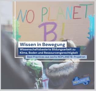 m Hintergrund ist ein handgemaltes Demonstrationsschild mit der bunten Aufschrift „No Planet B!" zu sehen, davor stehen Menschen mit dem Rücken zur Kamera. Der Titel lautet „Wissen in Bewegung – Wissenschaftsbasierte Bildungsarbeit zu Klima, Boden und Ressourcengerechtigkeit". Unten rechts das Logo von NOPLANETB.