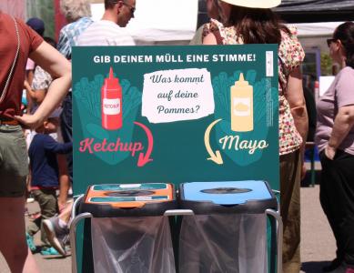 Ein Abstimmungsmülleimer auf einem Stadtfest. Es kann über Ketchup oder Mayo abgestimmt werden. Quelle: finep