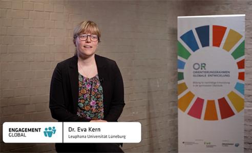 bitte dasselbeNahaufnahme der gedruckten Publikation „Orientierungsrahmen Globale Entwicklung – Bildung für nachhaltige Entwicklung in der gymnasialen Oberstufe", mit dem farbigen SDG-Rad auf dem Cover, auf einem Tisch liegend.bitte dasselbeKI-generiertes Symbolbild: Eine leuchtende Glühbirne, in deren Glaskolben eine beleuchtete Weltkugel mit Fokus auf Afrika und Europa zu sehen ist. Dunkler Hintergrund mit Bokeh-Effekt.bitte dasselbeBuchcover „Welt in Sicht – Im Bann des Plastikstroms": Zwei Kinder fahren