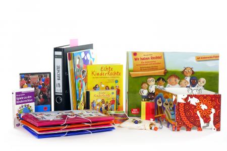 Bücher, Ordner, bunte Kugel. Die Materialkiste "Kinderrechte". Bildquelle: Projekt "Eine Welt in der Schule" des Grundschulverbandes e.V.