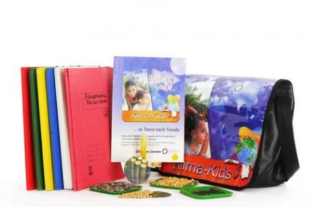 Tasche, Bücher, Körner. Bildungsbag "KlimaKids". Bildquelle: Projekt "Eine Welt in der Schule" des Grundschulverbandes e.V.