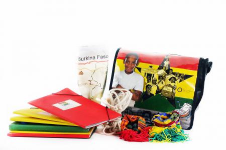 Ordner, Tasche, Karte, Materialien. Bildungsbag "GhanAfrika". Bildquelle: Projekt "Eine Welt in der Schule" des Grundschulverbandes e.V.