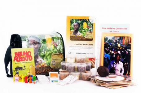 Tasche, Schokolade, Spielfiguren, Karten. Bildungsbag "Schoko-Expedition... zu Naki nach Ghana". Bildquelle: Projekt "Eine Welt in der Schule" des Grundschulverbandes e.V.